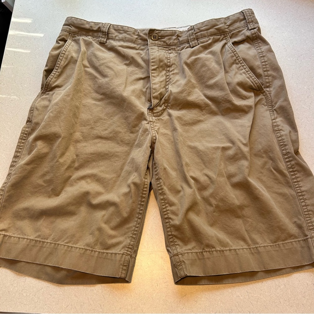 Men's Cremieux 34 classic flat front Tan Shorts 9 1/2 inseam Great preowned D-17